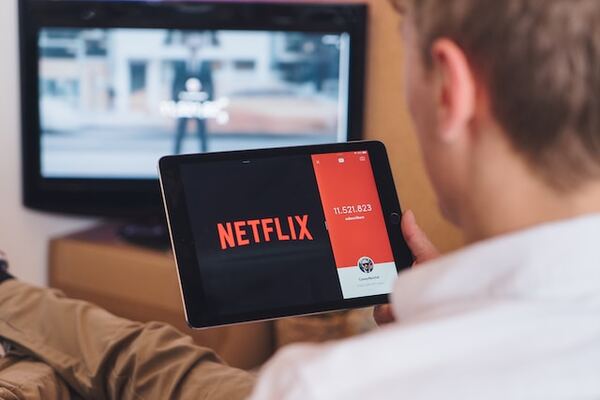 cast Netflix to TV from iPad